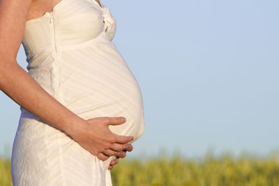 ¿Cómo se consigue el embarazo de una gestante con un vientre de alquiler?