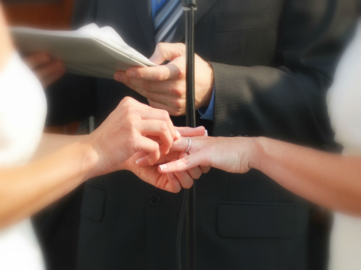 Gli irlandesi approvano il matrimonio fra persone dello stesso sesso.